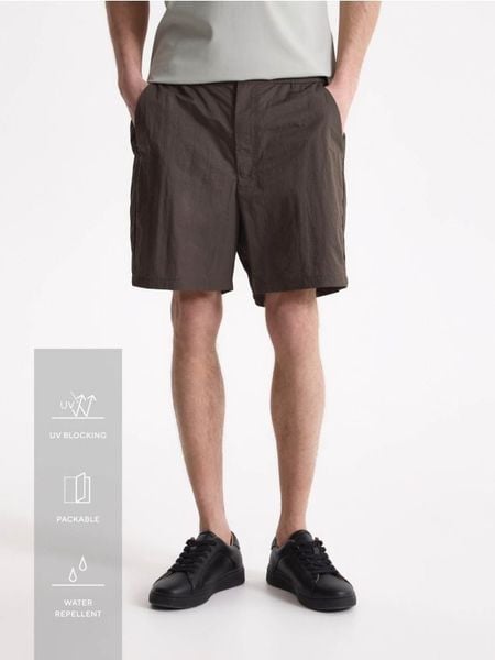 Gładkie szorty loose fit - brązowy. Brązowe szorty męskie Reserved, l, bez wzorów, z tkaniny. Za 119.99 zł.