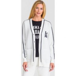 KARDIGAN Armani Exchange. Białe kardigany damskie Armani Exchange, l, bez wzorów, z dzianiny. Za 649.00 zł.