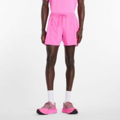 Spodenki męskie New Balance MS41286AAB – różowe. Czerwone krótkie spodenki sportowe męskie New Balance, m, bez wzorów, z materiału, na fitness i siłownię. Za 279.99 zł.