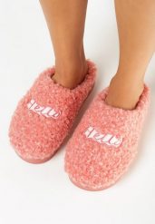 Ciemnoróżowe Kapcie ze Sztucznego Futerka z Ozdobną Naszywką Valentillo. Czerwone kapcie damskie Born2be, z aplikacjami. Za 29.99 zł.