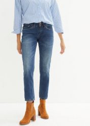 Dżinsy o kroju mom ze średnim stanem. Niebieskie jeansy damskie bonprix. Za 122.99 zł.