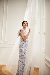 Sukienka maxi w kwiaty błękitna. Niebieskie sukienki damskie MOODO, xs, bez wzorów, bez kołnierzyka, bez ramiączek, maxi. W wyprzedaży za 35.99 zł.