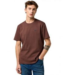 MESKA KOSZULKA WRANGLER SIGN OFF TEE MAHOGANY 112371484. T-shirty męskie Wrangler, s, bez wzorów, bez kołnierzyka. Za 79.99 zł.