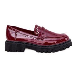 Mokasyny Damskie Lakierowane Ze Zdobieniem Bordowe czerwone. Czerwone mokasyny damskie z lakierowanej skóry, eleganckie. Za 139.80 zł.