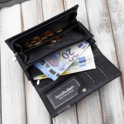 Portfel damski skórzany lakierowany czarny z tłoczeniem croco SP-16-CBL. Czarne portfele damskie Jennifer Jones, bez wzorów, z lakierowanej skóry. Za 99.00 zł.