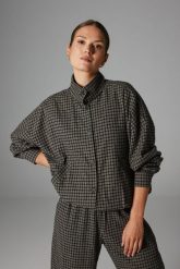 KURTKA PILAR SZARO- CZARNA M - Flawless. Czarne kurtki damskie Flawless, m, bez wzorów, z bawełny, klasyczne, długie, bez kaptura. Za 619.00 zł.