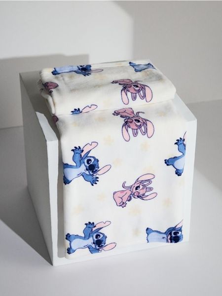 Koc dziecięcy Lilo & Stitch - biały. Białe kocyki dla dzieci Sinsay. Za 29.99 zł.