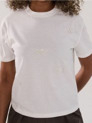 Koszulka z aplikacją 3D - kremowy. Białe t-shirty damskie Sinsay, l, z aplikacjami, bez kołnierzyka. Za 29.99 zł.