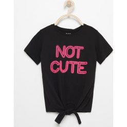 T-shirt z wiązaniem na dole - Czarny. T-shirty damskie marki bonprix. W wyprzedaży za 14.99 zł.