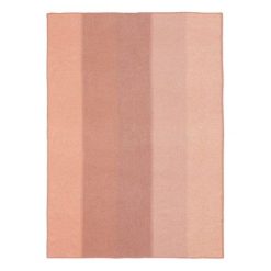 Koc Tint odcienie jasnego różu. Kocyki dla dzieci marki Normann Copenhagen. Za 430.00 zł.