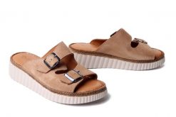 Artiker Relaks 58C2000 light brown, klapki damskie. Brązowe klapki damskie Artiker Relaks, bez wzorów, z nubiku, eleganckie, bez obcasa, na koturnie. Za 229.90 zł.