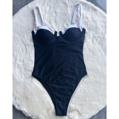 Strój kąpielowy jednoczęściowy elastyczny na plażę i basen Zoea. Czarne kostiumy jednoczęściowe damskie Intica, l, bez wzorów, z materiału, eleganckie, do pływania. Za 169.00 zł.