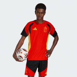 Koszulka treningowa Belgium 26 Tiro. Czerwone koszulki sportowe męskie Adidas, bez wzorów, bez kołnierzyka, bez ramiączek, do piłki nożnej, climacool (adidas). Za 239.00 zł.