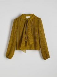 Bluzka z ozdobnym wiązaniem - oliwkowy. Zielone bluzki damskie Reserved, l, bez wzorów, z tkaniny, klasyczne, bez kołnierzyka, bez ramiączek. W wyprzedaży za 69.99 zł.