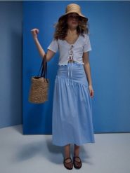 Spódnica midi z asymetryczną falbaną w paski - niebieski. Niebieskie spódnice damskie Sinsay, l, bez wzorów, midi, asymetryczne. Za 49.99 zł.