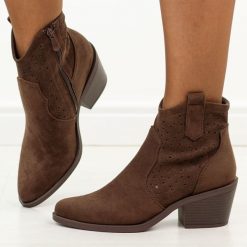 Czekoladowe botki damskie, kowbojki S.Barski 8147. Brązowe botki damskie S.BARSKI, na jesień, z jeansu, boho, bez obcasa, na obcasie, bez zapięcia. Za 249.00 zł.