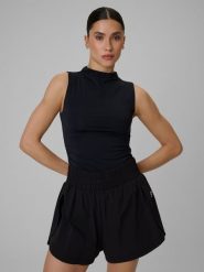 4F Top treningowy slim szybkoschnący damski - czarny XS. Czarne koszulki sportowe damskie 4f, xs, bez wzorów, z materiału, bez kołnierzyka, bez ramiączek, na fitness i siłownię. W wyprzedaży za 79.99 zł.