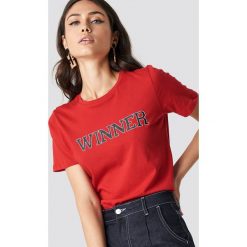 NA-KD T-shirt basic Winners - Red. T-shirty damskie marki NA-KD. W wyprzedaży za 21.88 zł.