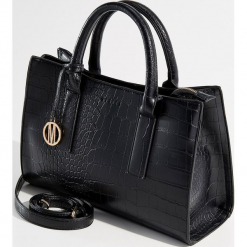 Torebka city bag z brelokiem - Czarny. Czarne torebki do ręki damskie Mohito. Za 139.99 zł.