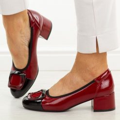 Bordowe czółenka damskie na obcasie Potocki 12807. Czerwone czółenka damskie POTOCKI, z aplikacjami, z lakierowanej skóry, eleganckie, z okrągłym noskiem, bez obcasa, na obcasie, bez zapięcia. Za 199.00 zł.