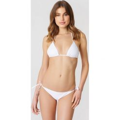 NA-KD Swimwear Dół bikini Triangle - White. Białe bikini damskie NA-KD Swimwear, w paski. Za 32.00 zł.
