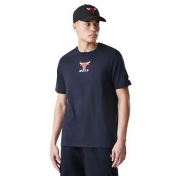 Koszulka z logo New Era NBA Chicago Bulls. Czarne koszulki sportowe męskie New Era, xl, bez wzorów, z materiału, bez kołnierzyka, bez ramiączek, na fitness i siłownię. Za 140.00 zł.