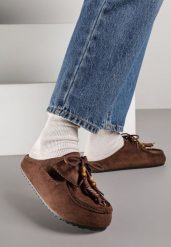 Bordowe Klapki Boat Shoes z Imitacji Zamszu z Kokardą i Koralikami Lodlia. Czerwone klapki damskie Renee, bez wzorów, bez obcasa, na płaskiej podeszwie. Za 79.99 zł.