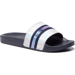 Klapki TOMMY HILFIGER - Pool Slide Shiny Iridescent FW0FW04086 Midnight 403. Szare klapki damskie Tommy Hilfiger, bez wzorów, z materiału, bez obcasa, bez zapięcia. Za 179.00 zł.
