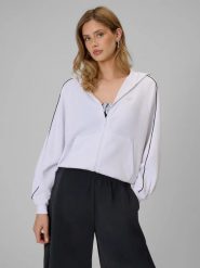 Bluza dresowa regular z kapturem damska 4F 4FRSS26TSWSF2990. Czerwone bluzy damskie 4f, l, bez wzorów, z dresówki, z kapturem. Za 179.99 zł.
