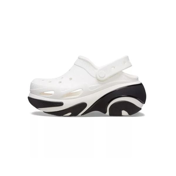 Tenisówki Crocs Model Bubble Crush Clog U Kolor Biały. Białe trampki i tenisówki damskie Crocs, bez wzorów, z gumy, bez zapięcia. Za 389.55 zł.
