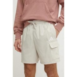 Spodenki męskie adidas Essentials Small Logo Cargo Chelsea. Brązowe buty sportowe męskie Adidas, m, bez wzorów, z tkaniny, na fitness i siłownię. Za 141.99 zł.