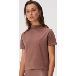 Bawełniany t-shirt z luźnym półgolfem - Fioletowy. Fioletowe t-shirty damskie Sinsay, s, bez wzorów, z bawełny, bez kołnierzyka. Za 19.99 zł.