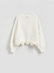 Sweter z kwiatową aplikacją - złamana biel. Swetry damskie Reserved, l, z aplikacjami, z dzianiny, bez kołnierzyka, bez ramiączek, bez kaptura. Za 149.99 zł.