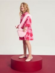 Futrzana torebka w kształcie serca - różowy. Czerwone torby i plecaki dziecięce Sinsay, z futra. Za 25.99 zł.