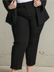 Eleganckie spodnie w kant PLUS SIZE - czarny. Czarne spodnie materiałowe damskie Sinsay, plus size, bez wzorów. Za 59.99 zł.