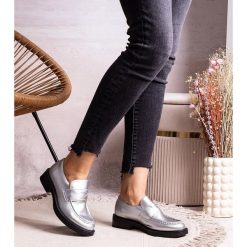 Srebrne eleganckie mokasyny Élodie srebrny. Szare mokasyny damskie eleganckie. Za 85.50 zł.