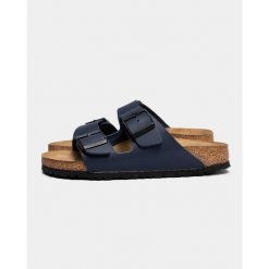 Klapki damskie Birkenstock Arizona. Niebieskie klapki damskie Birkenstock, bez wzorów, z materiału, bez obcasa. Za 379.35 zł.