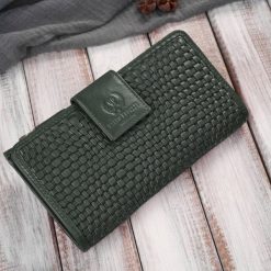 Portfel damski skórzany w kolorze butelkowej zieleni duży pleciony Paolo Peruzzi AY-08-GB. Zielone portfele damskie Paolo Peruzzi, bez wzorów, ze skóry. Za 89.00 zł.