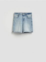 Jeansowe szorty z podwiniętą nogawką - niebieski. Niebieskie szorty damskie Reserved, bez wzorów, z bawełny. Za 89.99 zł.