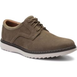 Półbuty CLARKS - Un Geo Lace 261411497 Dark Olive Nubuck. Zielone półbuty na co dzień męskie Clarks, z materiału, bez zapięcia. W wyprzedaży za 209.00 zł.