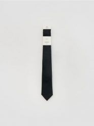 Jedwabny krawat - czarny. Czarne krawaty i muchy Reserved, bez wzorów, z jedwabiu. Za 119.99 zł.