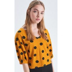 Bluzka w grochy - Żółty. Bluzki damskie marki Cropp. Za 69.99 zł.