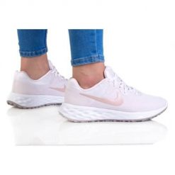 Buty do biegania damskie Nike Revolution 6 Next Nature. Czerwone obuwie sportowe damskie Nike, bez wzorów, z materiału, do biegania, nike revolution. Za 289.99 zł.