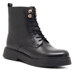 Trzewiki Lasocki. Czarne botki damskie Lasocki, bez obcasa, na płaskiej podeszwie, bez zapięcia. Za 195.99 zł.