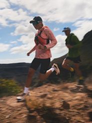 4F Kurtka do biegania damska - różowa XS. Czerwone kurtki damskie 4f, l, bez wzorów, bez kaptura, do biegania. Za 349.99 zł.