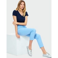Błękitne spodnie z paskiem. Niebieskie szorty damskie Greenpoint, bez wzorów, ze lnu. Za 119.99 zł.