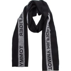 Szal TOMMY HILFIGER - Selvedge Knit Scarf AM0AM04032 002. Szaliki i chusty damskie marki Tommy Hilfiger. W wyprzedaży za 199.00 zł.