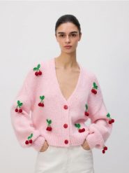 Kardigan z naszywanymi aplikacjami - pastelowy róż. Czerwone kardigany damskie Reserved, l, z aplikacjami, z dzianiny. W wyprzedaży za 139.99 zł.