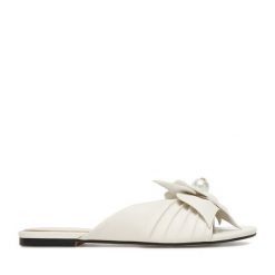 Klapki GINO ROSSI. Białe klapki damskie Gino Rossi, bez wzorów, bez obcasa. Za 349.99 zł.