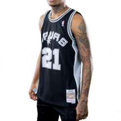 Koszulka męska do koszykówki Mitchell & Ness NBA San Antonio Spurs Tim Duncan. Czarne koszulki sportowe męskie Mitchell & Ness, m, bez wzorów, bez kołnierzyka, bez ramiączek, do koszykówki. Za 559.00 zł.